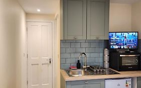 Ensuite Studio Flat Crawley-Gatwick