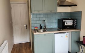 Ensuite Studio Flat Crawley-Gatwick