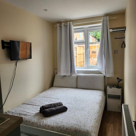 Ensuite Studio Flat Crawley-Gatwick Ifield Exterior photo