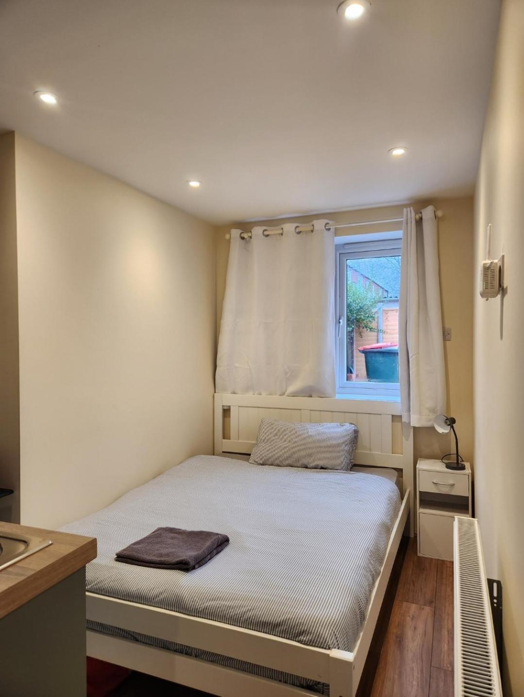 Ensuite Studio Flat Crawley-Gatwick Ifield Exterior photo