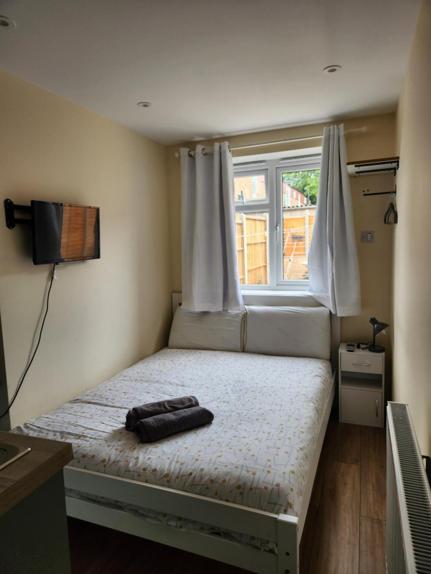 Ensuite Studio Flat Crawley-Gatwick Ifield Exterior photo